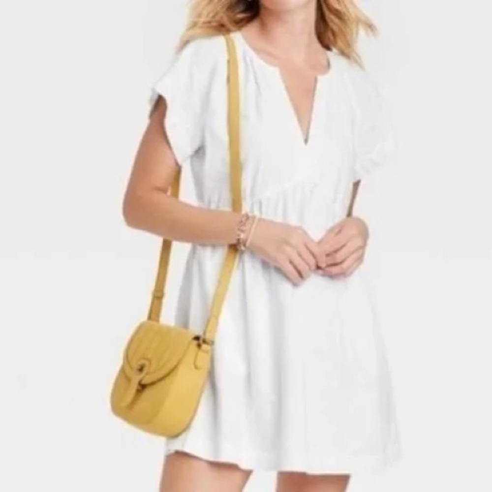 Universal Thread White V-Neck Short Sleeve Babydoll dress can fit small